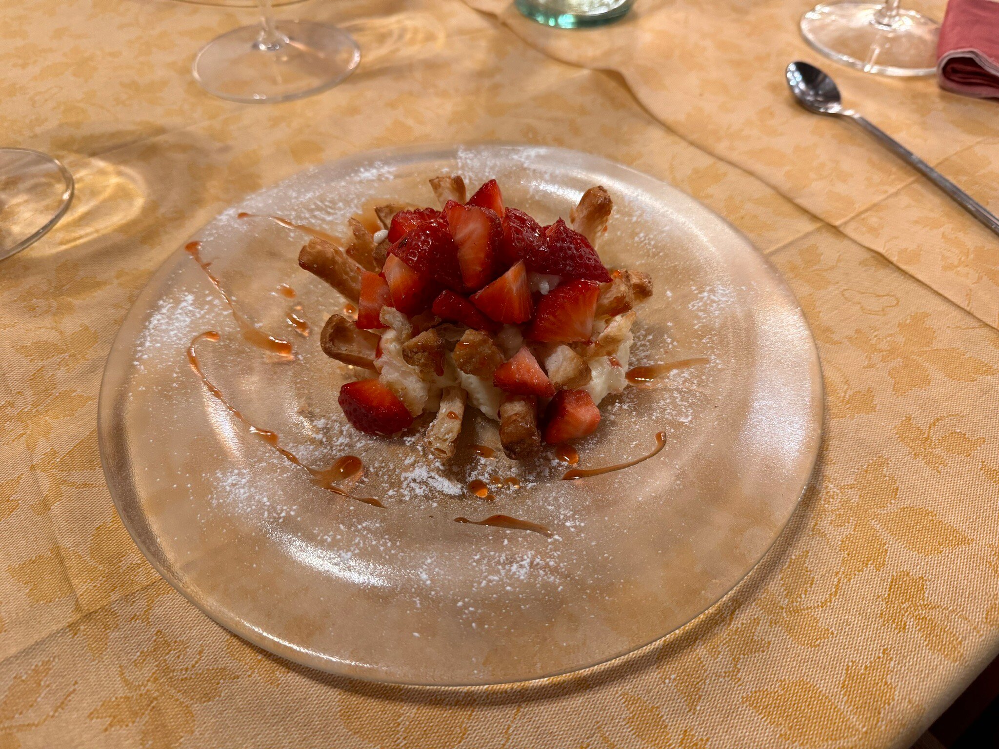 Millefoglie croccante con fragole fresche