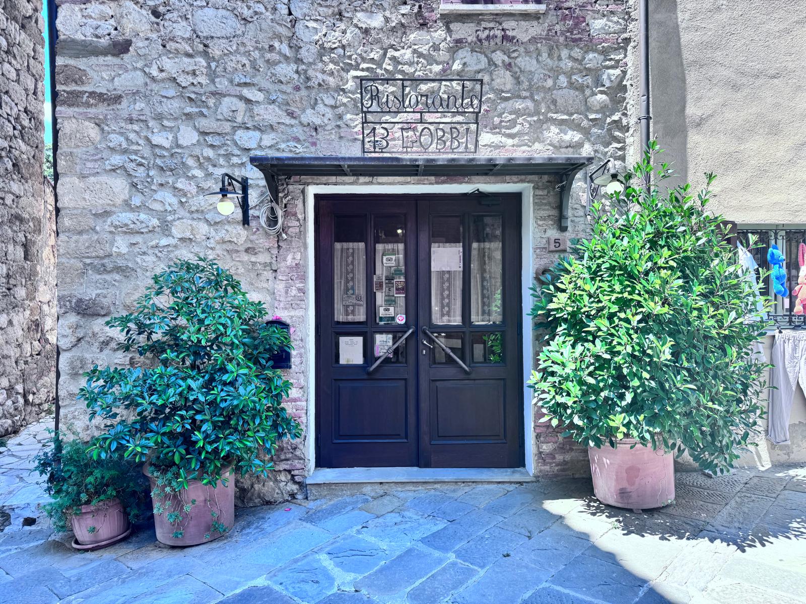 L'ingresso del Ristorante 13 Gobbi, Via Lando di Duccio 5