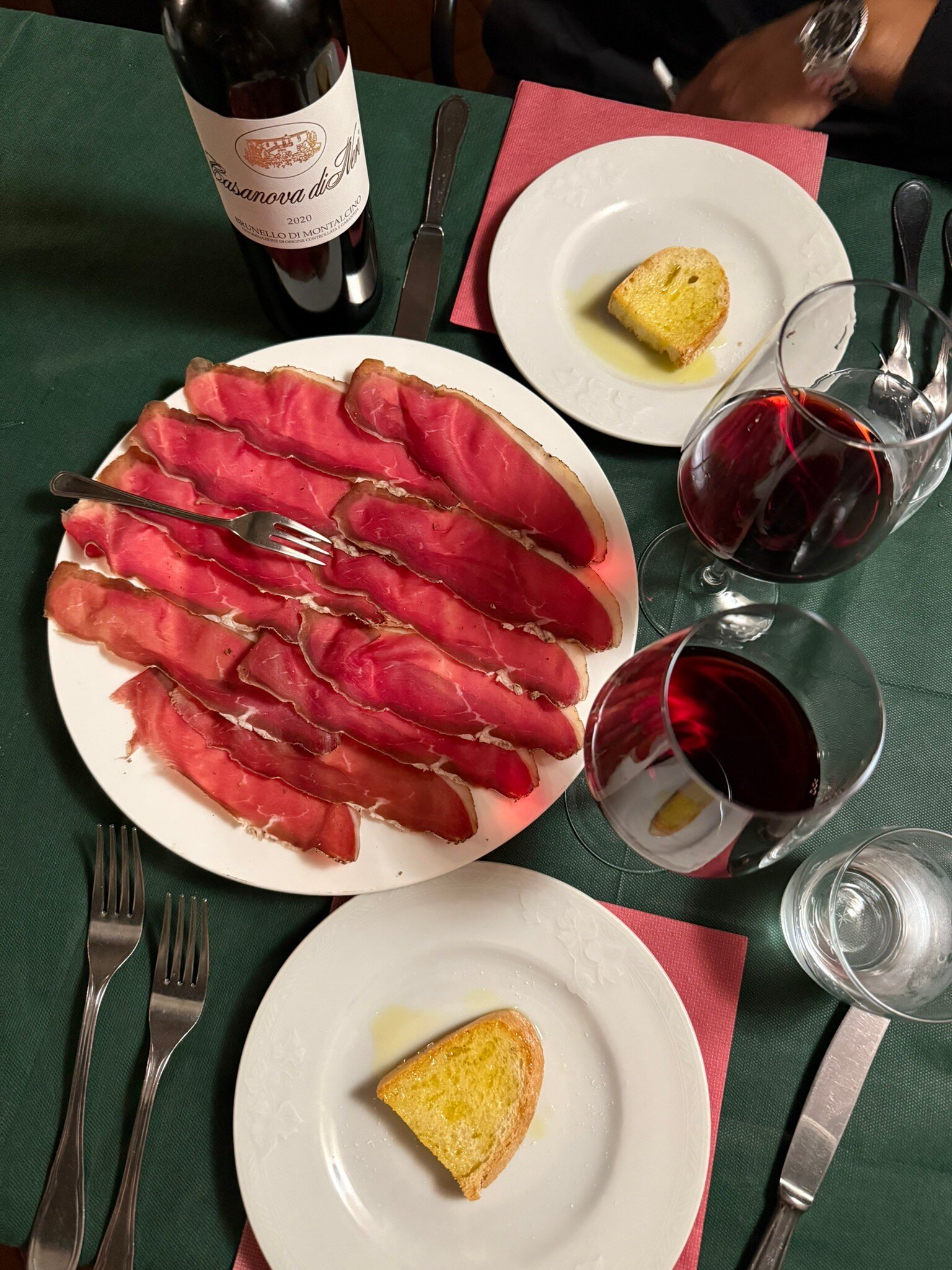Carpaccio di manzo con un calice di Brunello